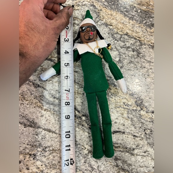 NWT Green Snoop Dogg Resin & fabric doll Doll - Green Christmas elf on shelve - Picture 5 of 9